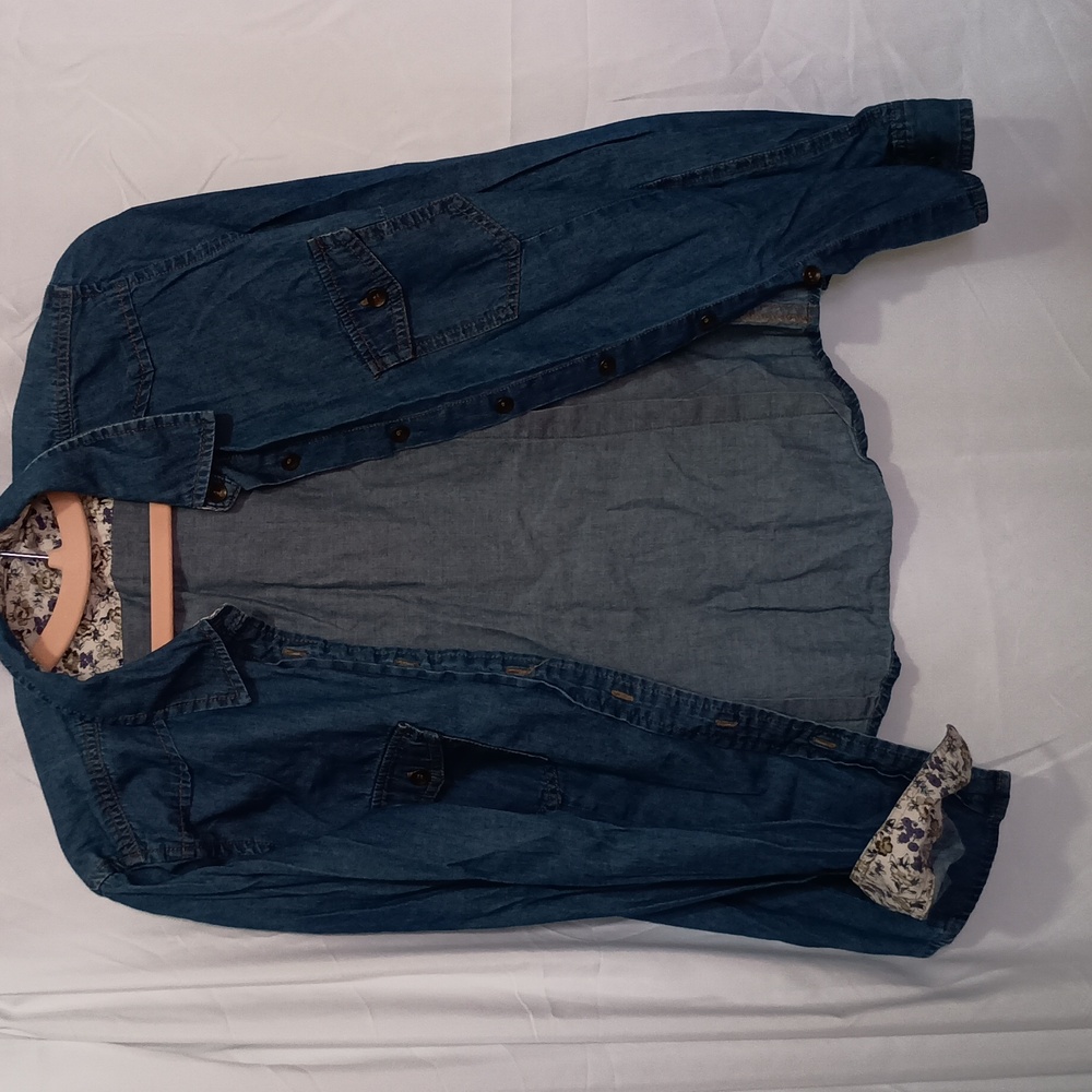 👻 SALE 👻 Denim Blouse Small PTP 18 S
